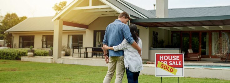 couple_house_exterior_sale1081824390